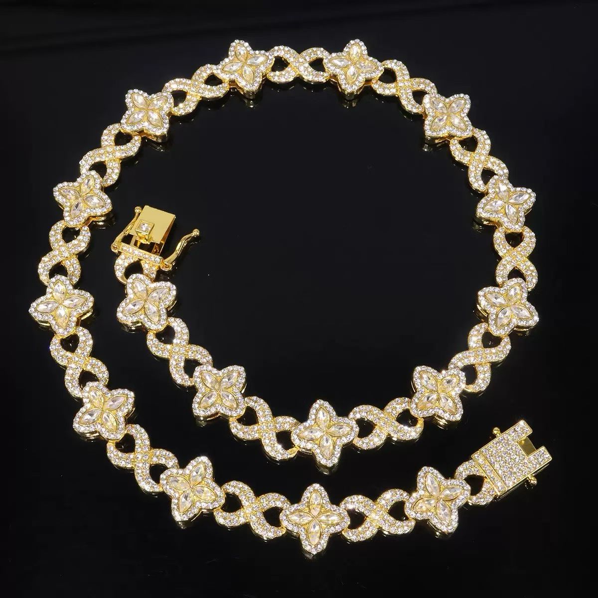 Luxury Necklace Collection – Gold & Silver Statement Pieces with Gemstones and Diamonds