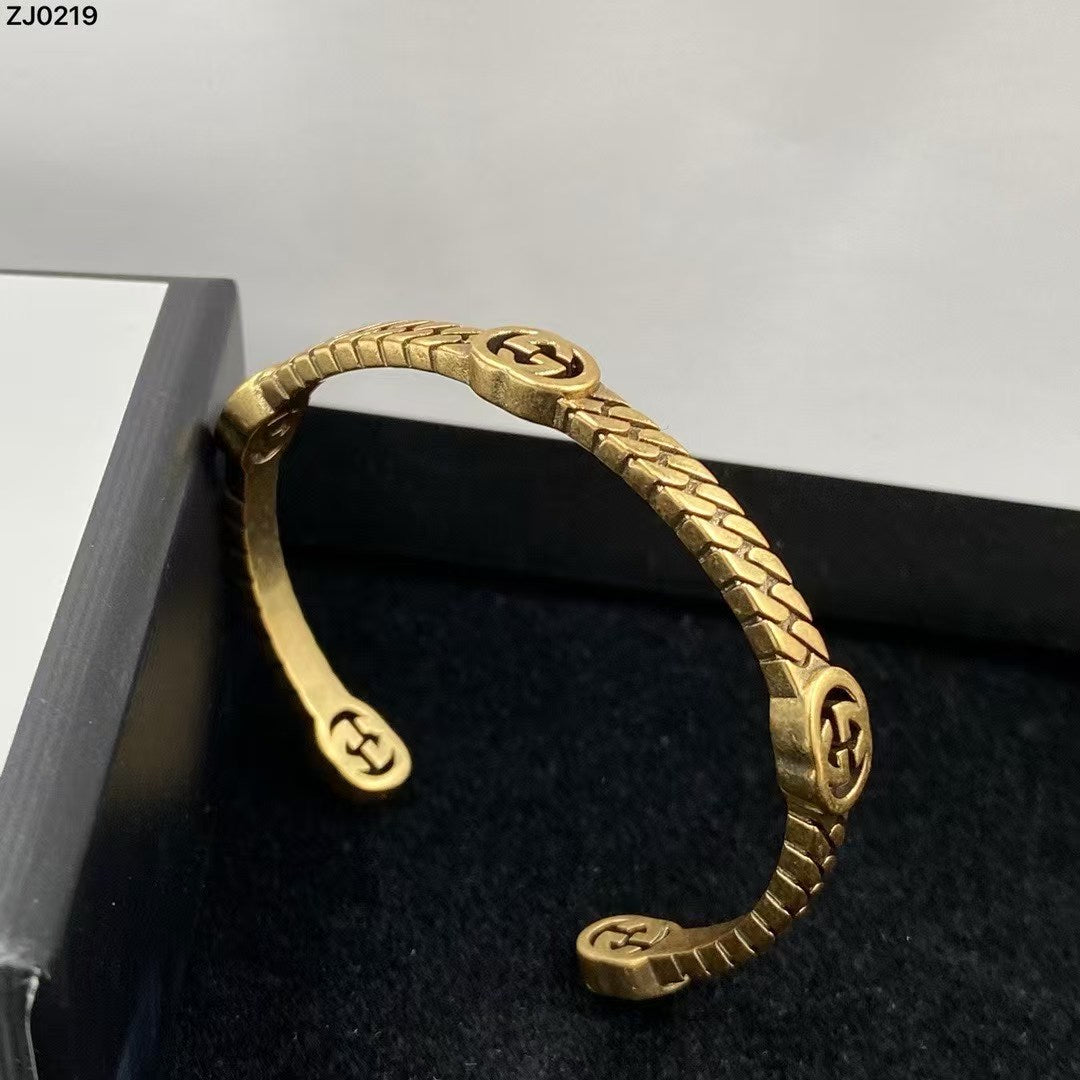 Gucci Interlocking G Bracelet – Gold & Silver Duo with Textured Chain Design