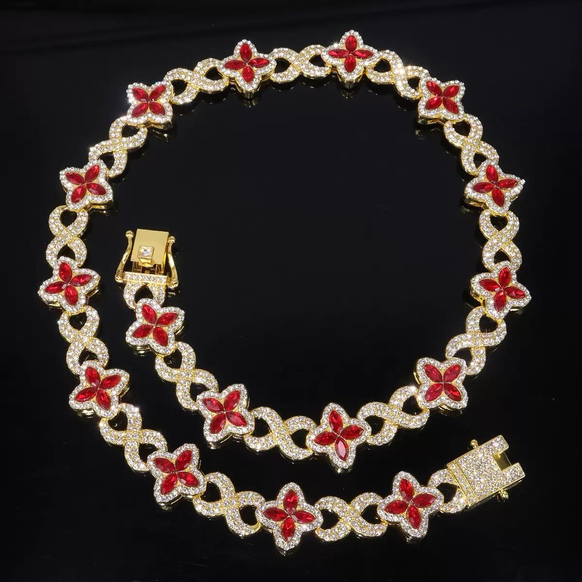 Luxury Necklace Collection – Gold & Silver Statement Pieces with Gemstones and Diamonds