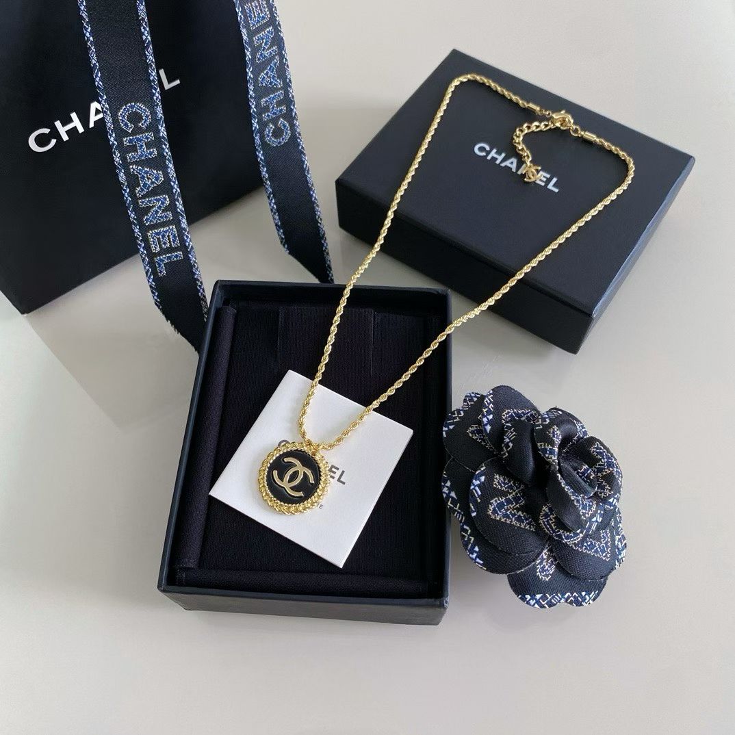 Chanel CC Medallion Pendant Necklace – Black & Gold
