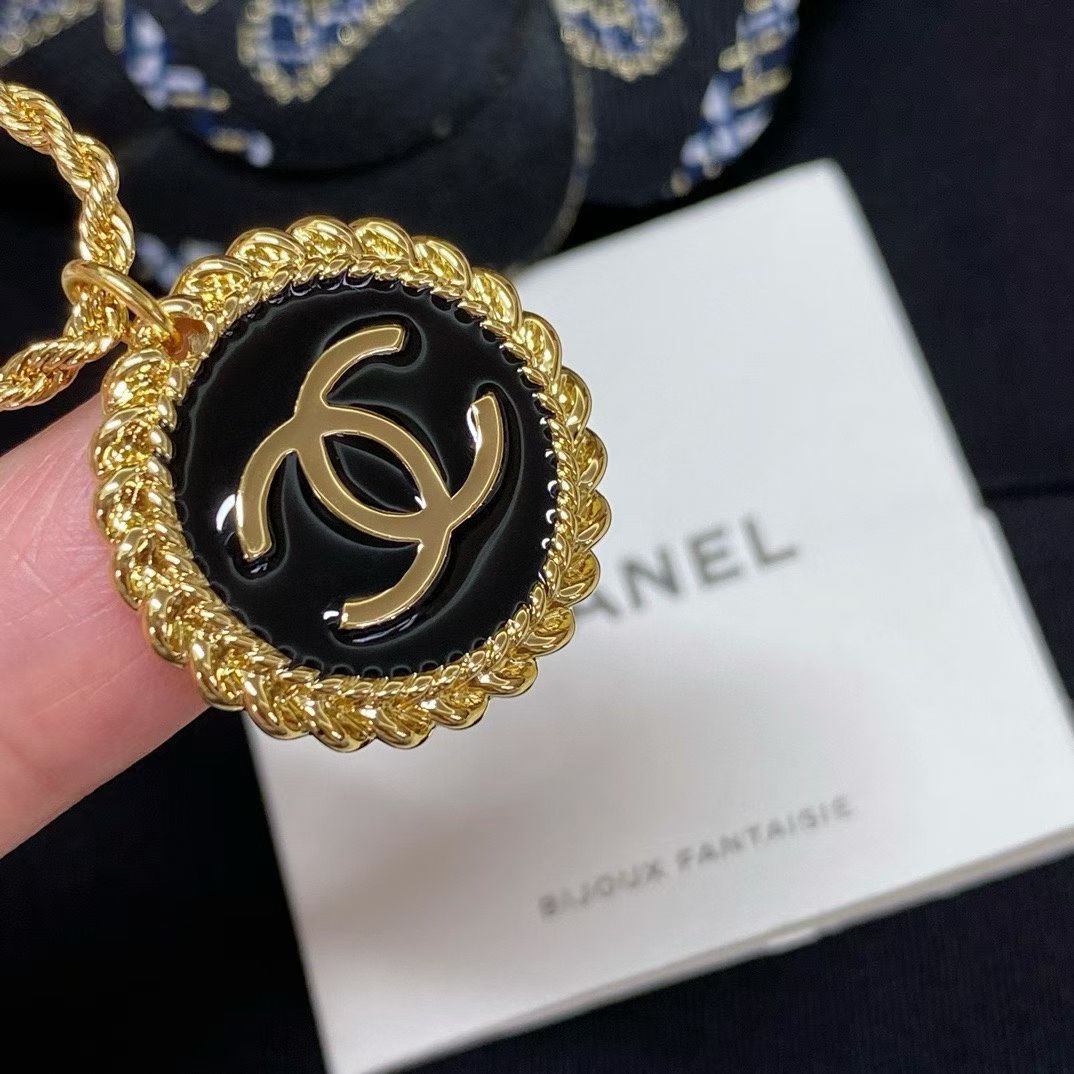Chanel CC Medallion Pendant Necklace – Black & Gold