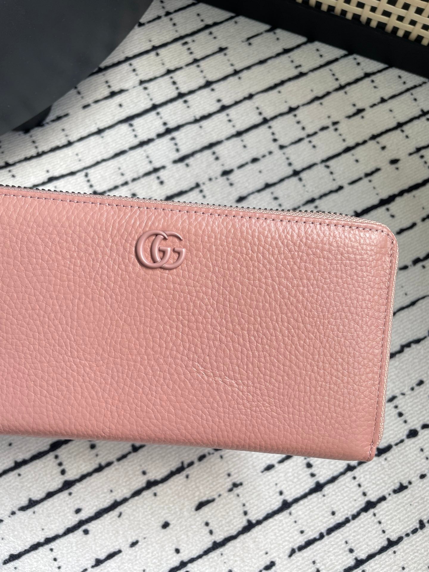 Gucci Pebbled Leather GG Logo Wallet – Black, Pink & Grey