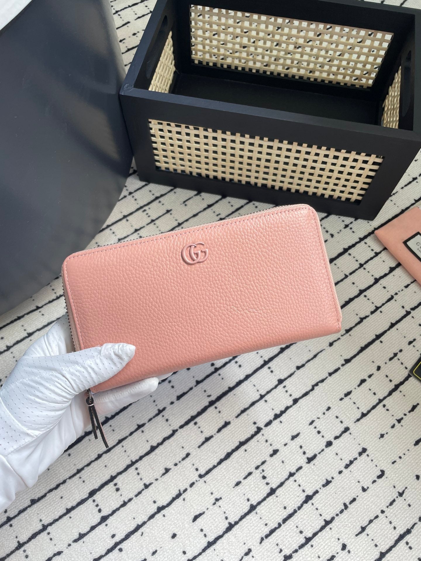 Gucci Pebbled Leather GG Logo Wallet – Black, Pink & Grey