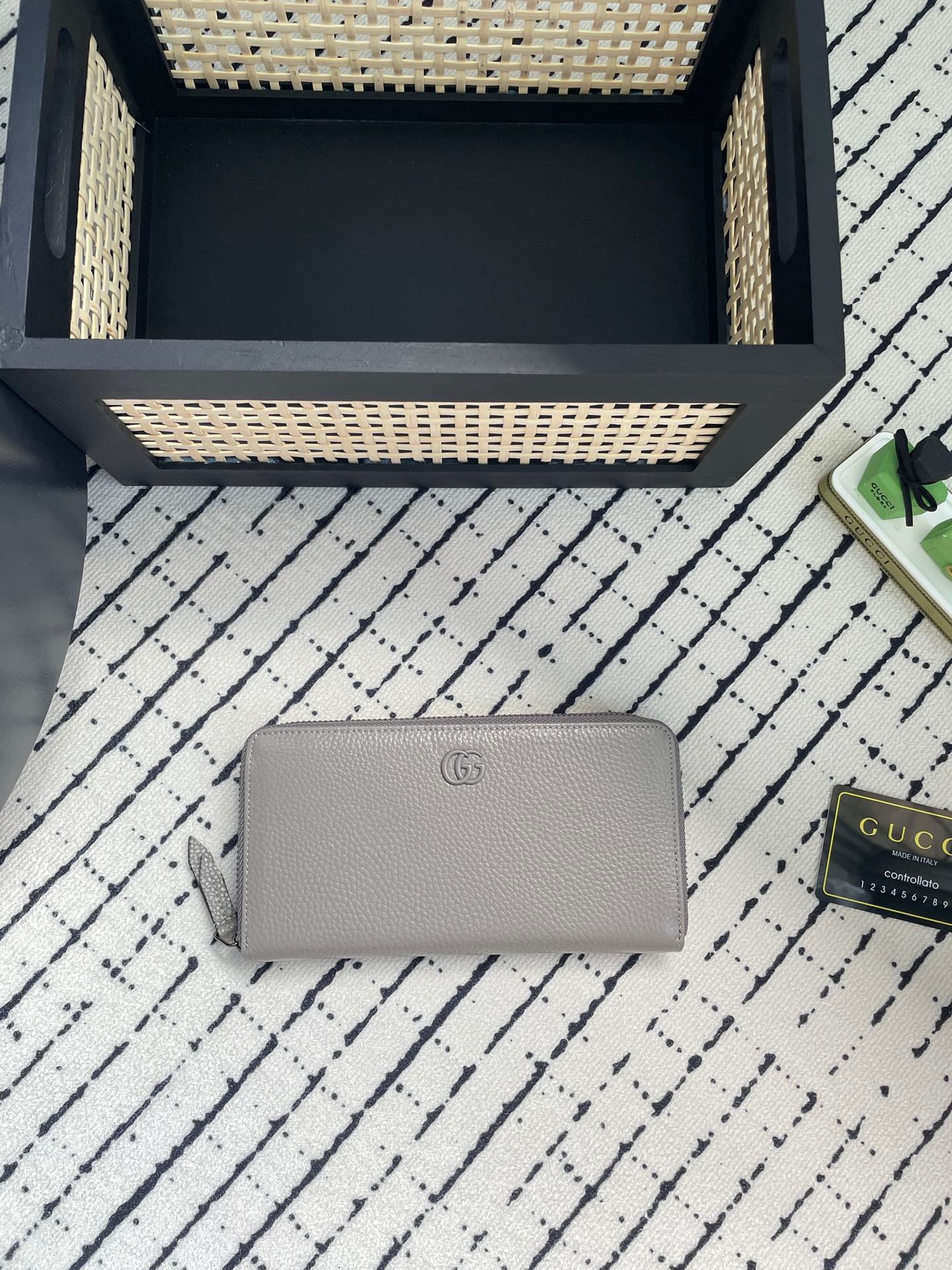 Gucci Pebbled Leather GG Logo Wallet – Black, Pink & Grey