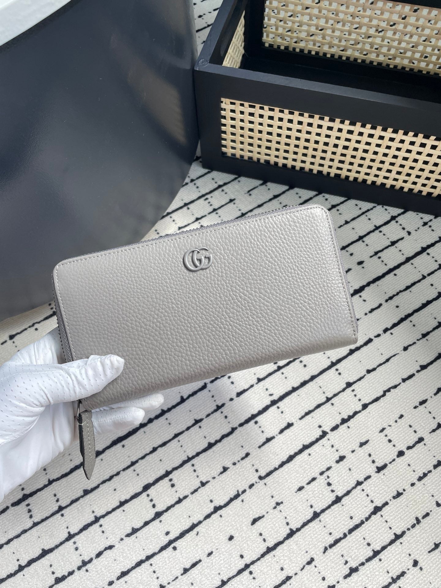 Gucci Pebbled Leather GG Logo Wallet – Black, Pink & Grey