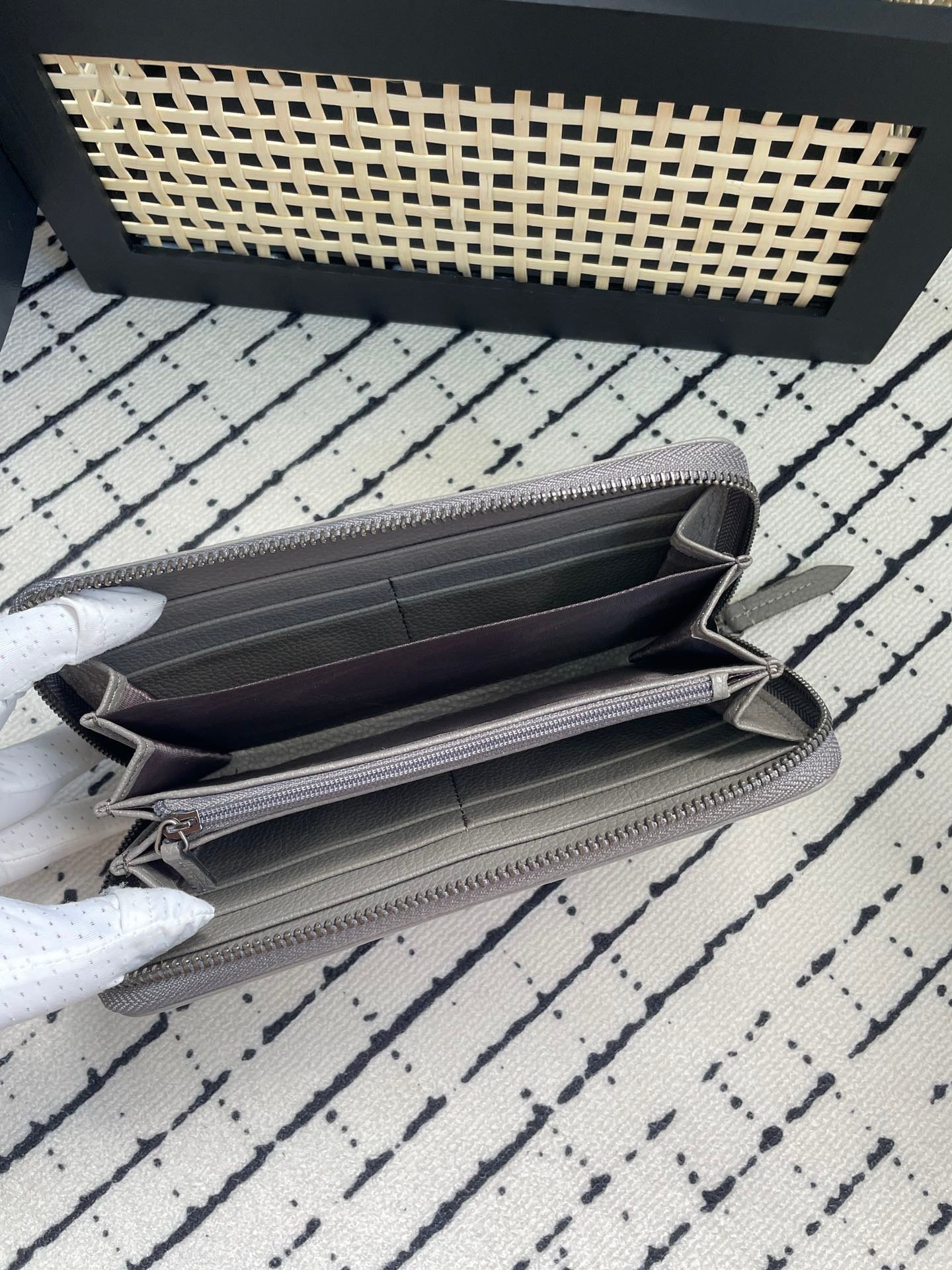 Gucci Pebbled Leather GG Logo Wallet – Black, Pink & Grey