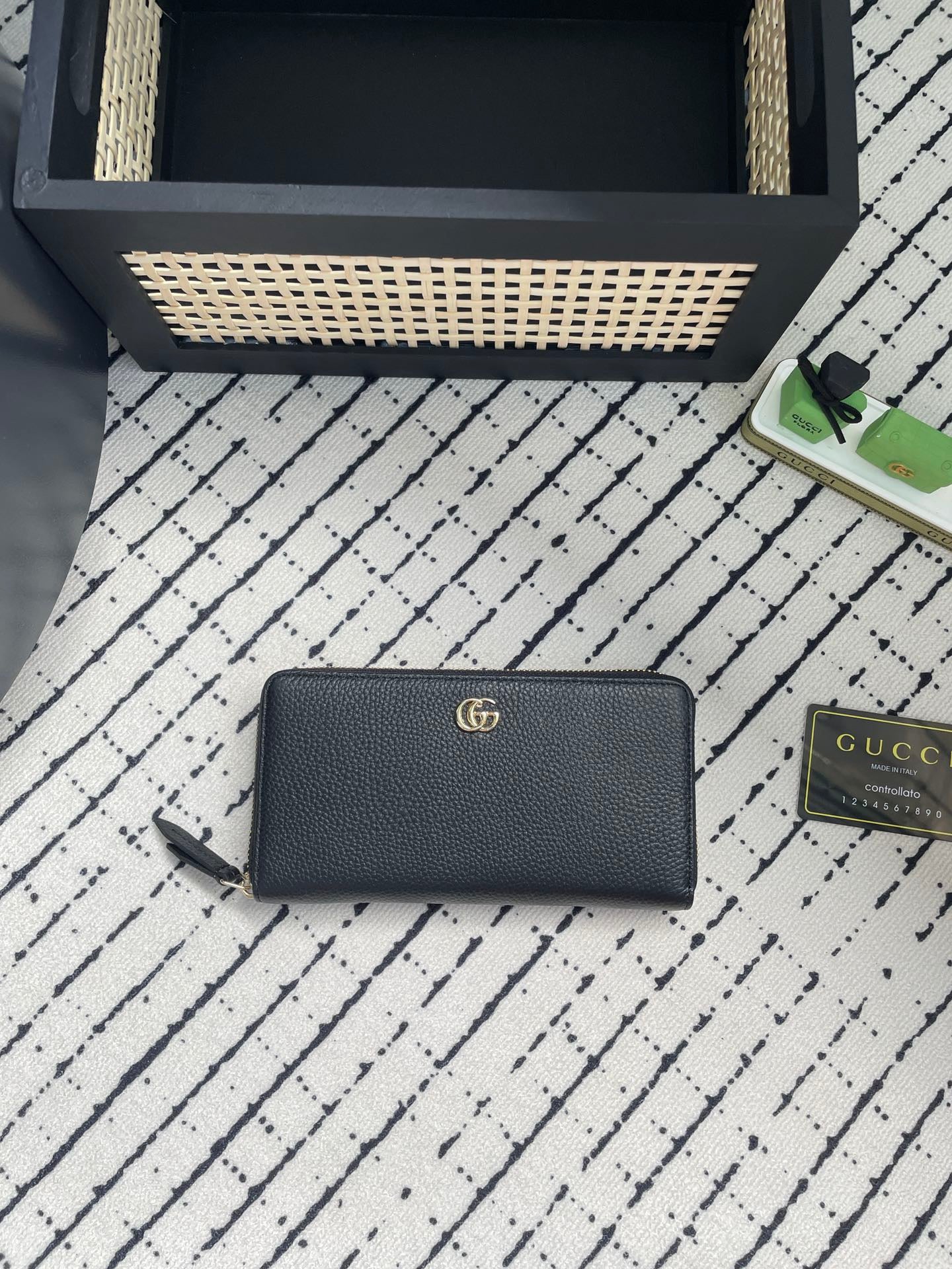 Gucci Pebbled Leather GG Logo Wallet – Black, Pink & Grey