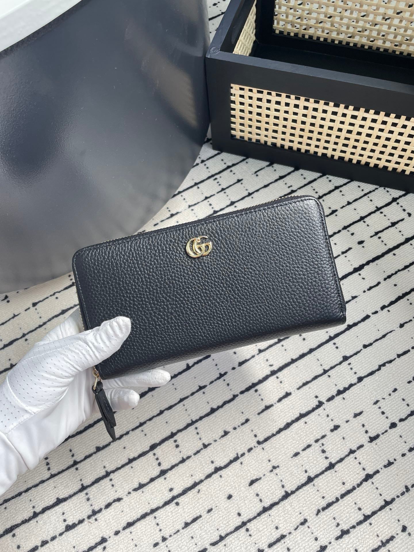 Gucci Pebbled Leather GG Logo Wallet – Black, Pink & Grey