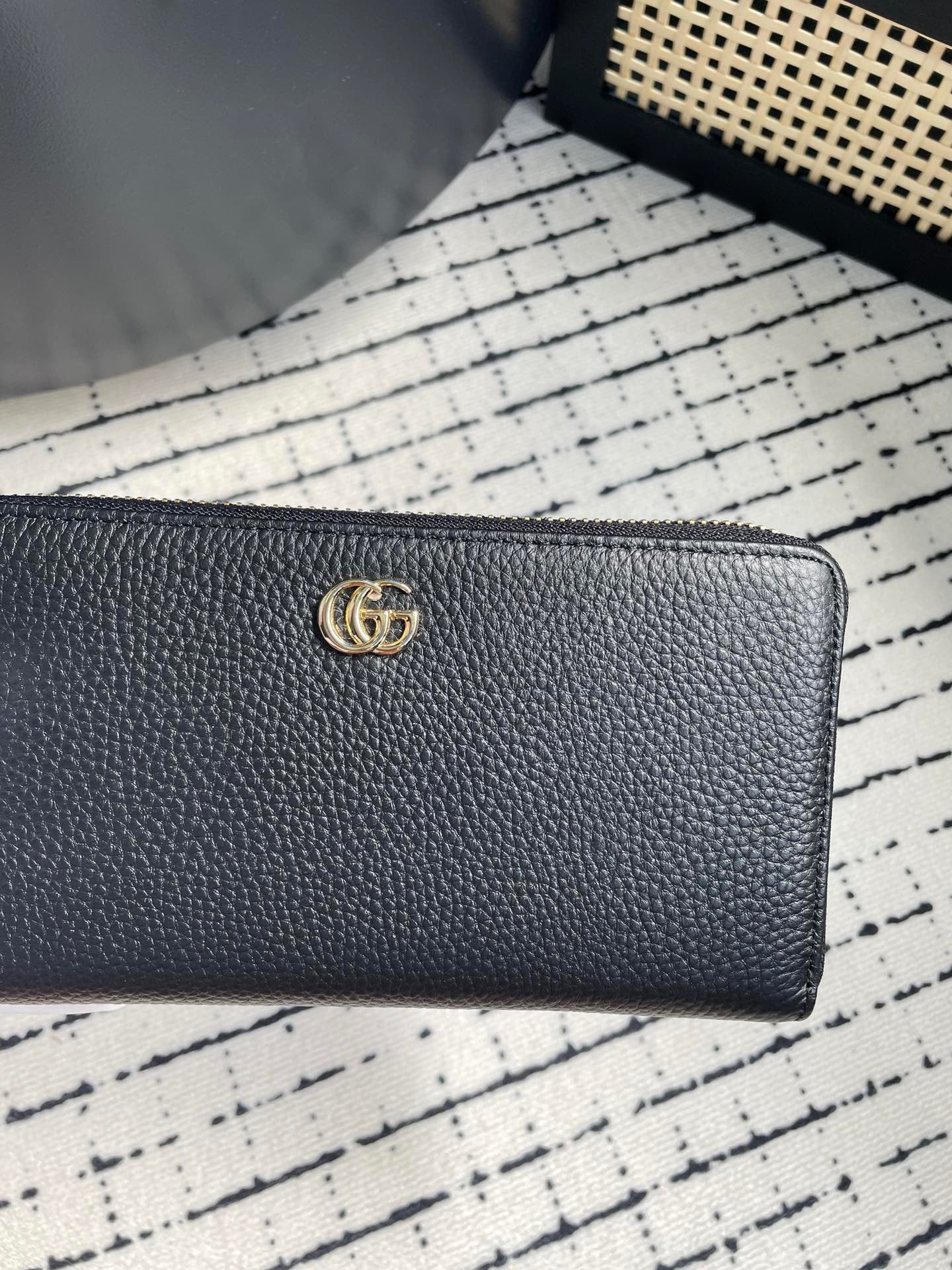 Gucci Pebbled Leather GG Logo Wallet – Black, Pink & Grey