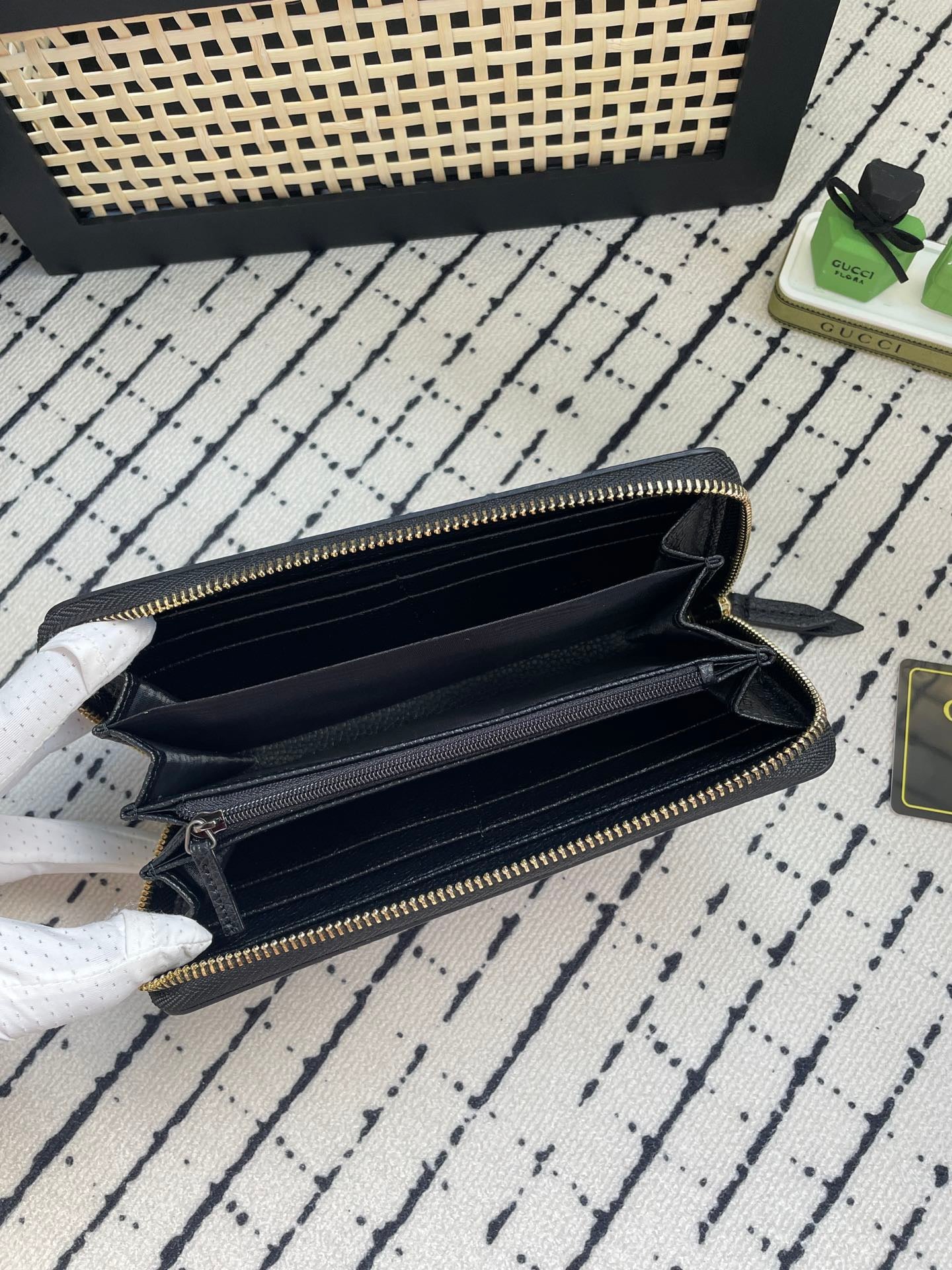 Gucci Pebbled Leather GG Logo Wallet – Black, Pink & Grey