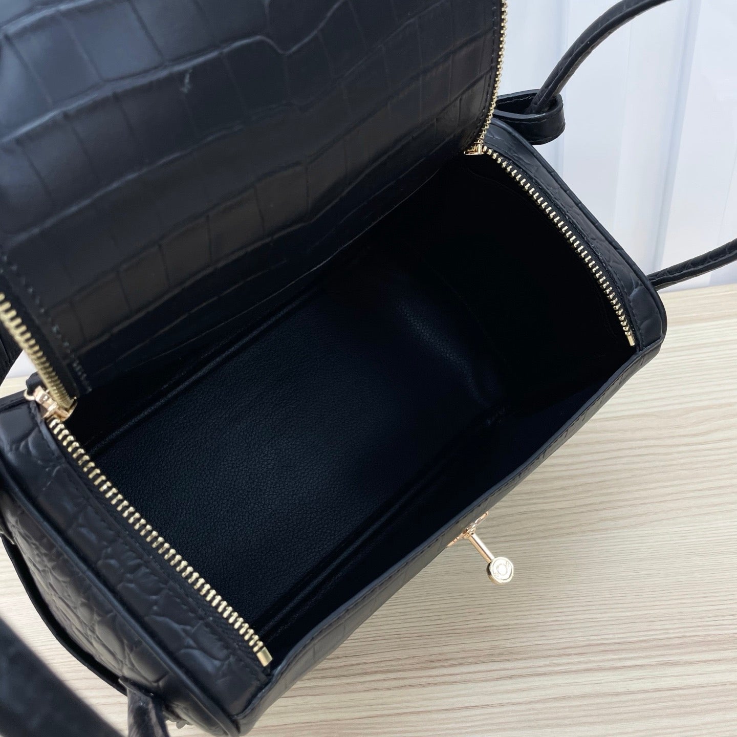 Luxury Structured Handbag Collection – Pebbled & Croc-Textured Leather with Metallic Hardware