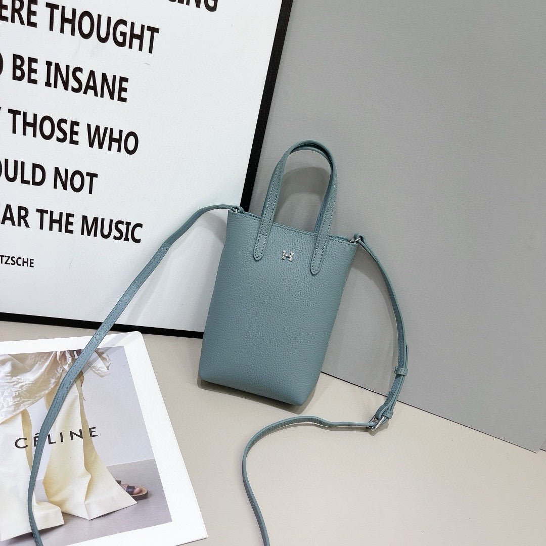 Hermès Compact Handbag Collection – Textured Leather with Metallic H Emblem