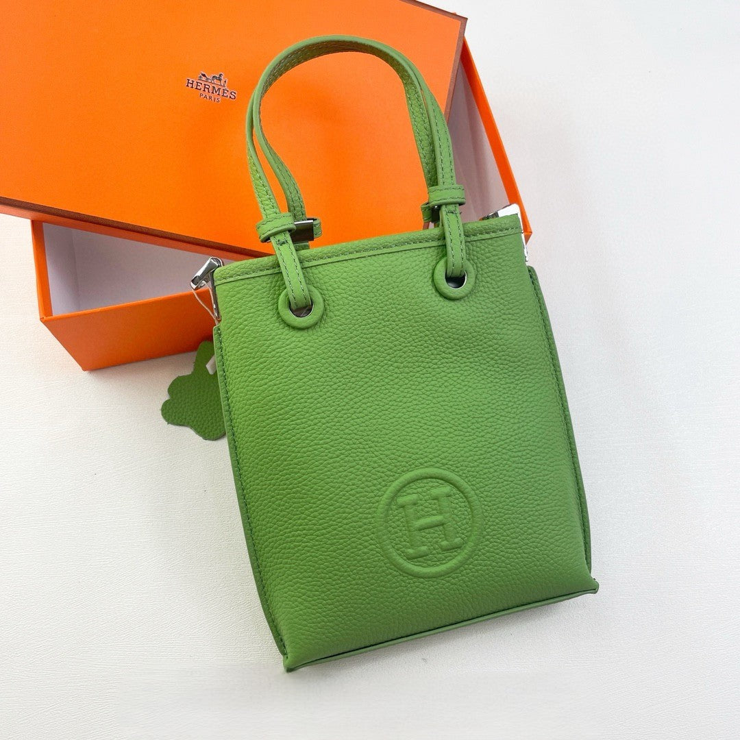 Hermès Circular Logo Tote Collection – Textured Leather with Embossed H Emblem