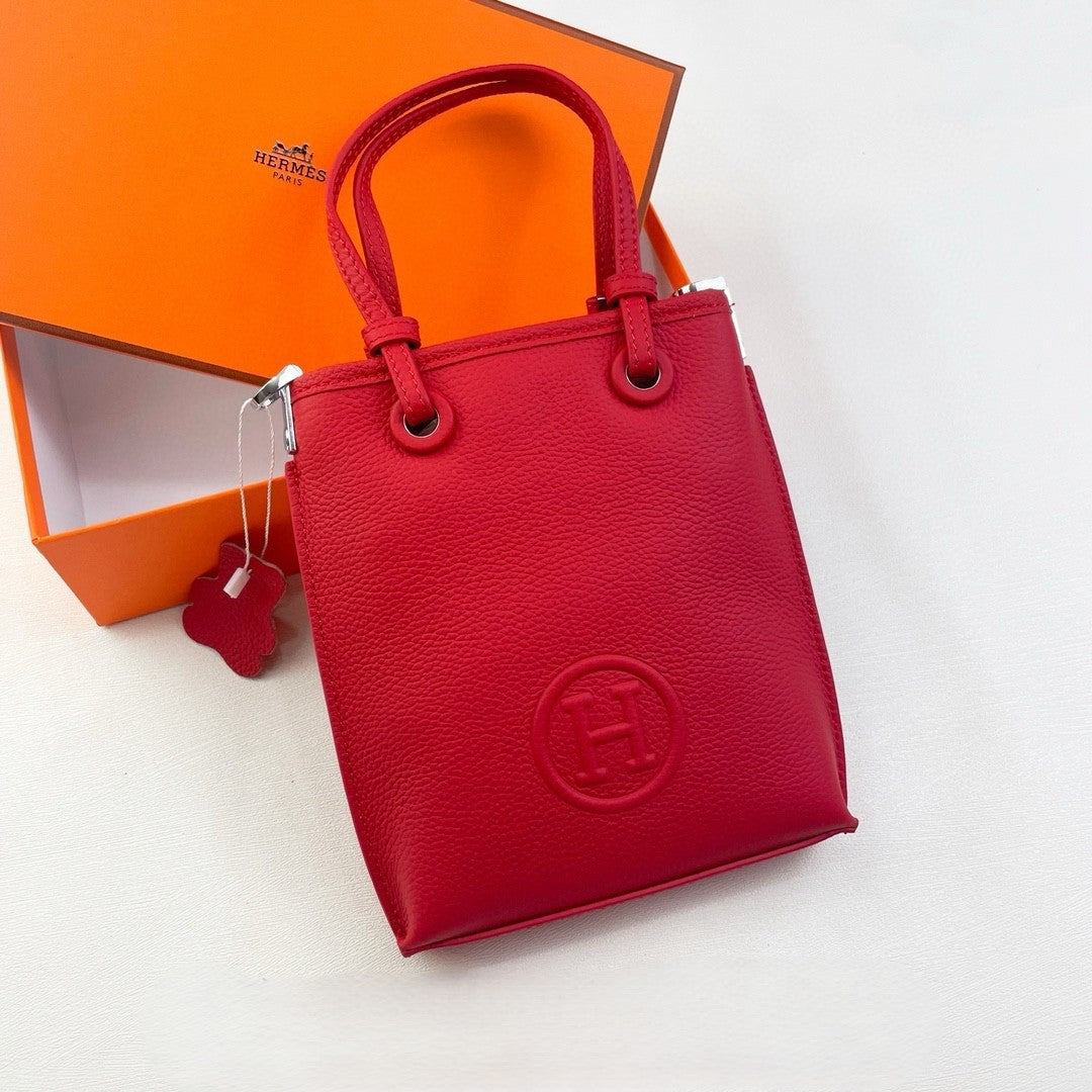Hermès Circular Logo Tote Collection – Textured Leather with Embossed H Emblem