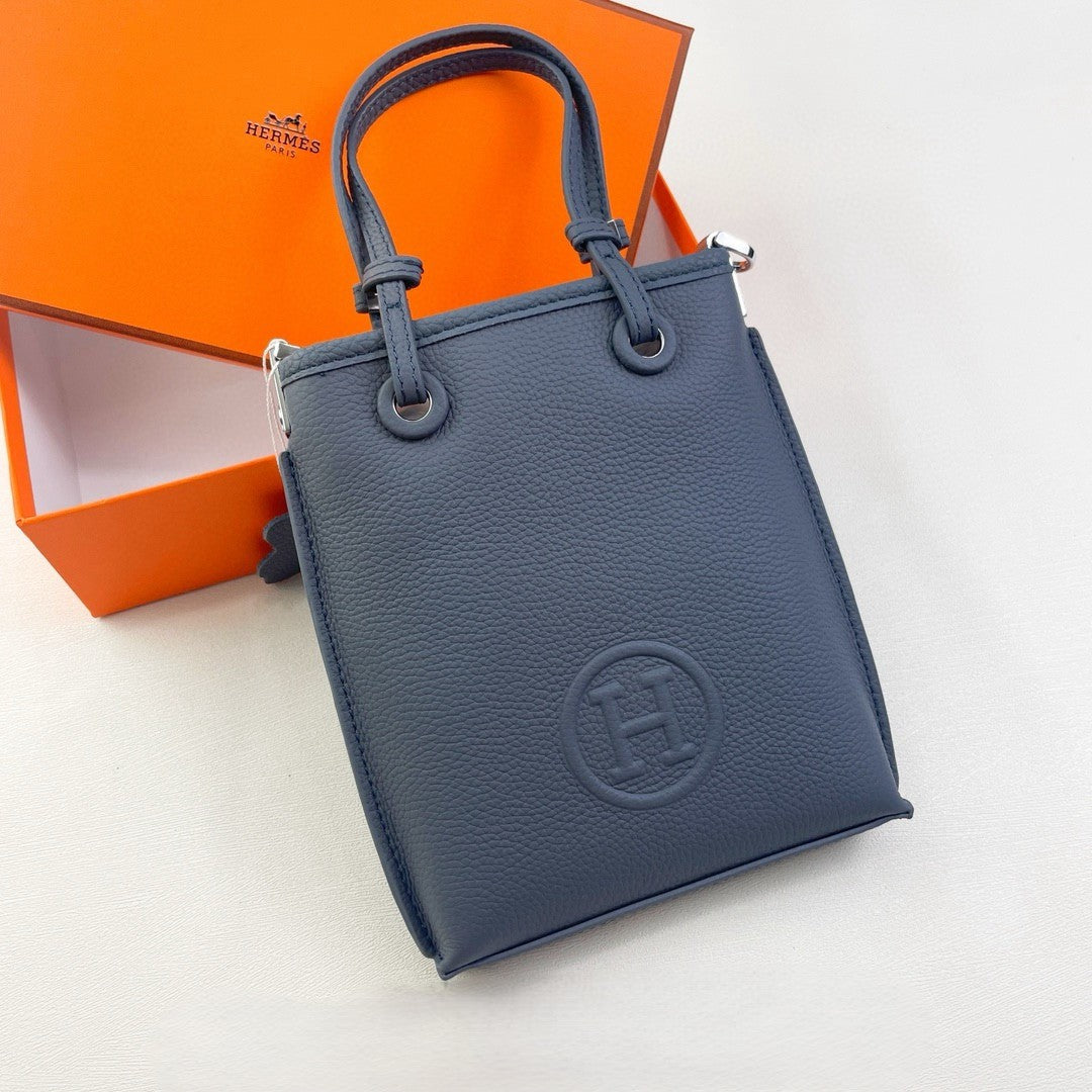 Hermès Circular Logo Tote Collection – Textured Leather with Embossed H Emblem