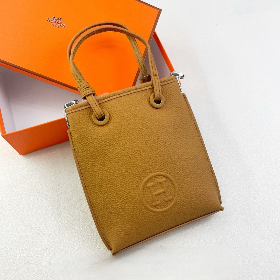 Hermès Circular Logo Tote Collection – Textured Leather with Embossed H Emblem