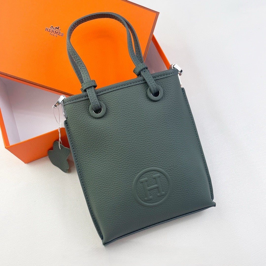 Hermès Circular Logo Tote Collection – Textured Leather with Embossed H Emblem
