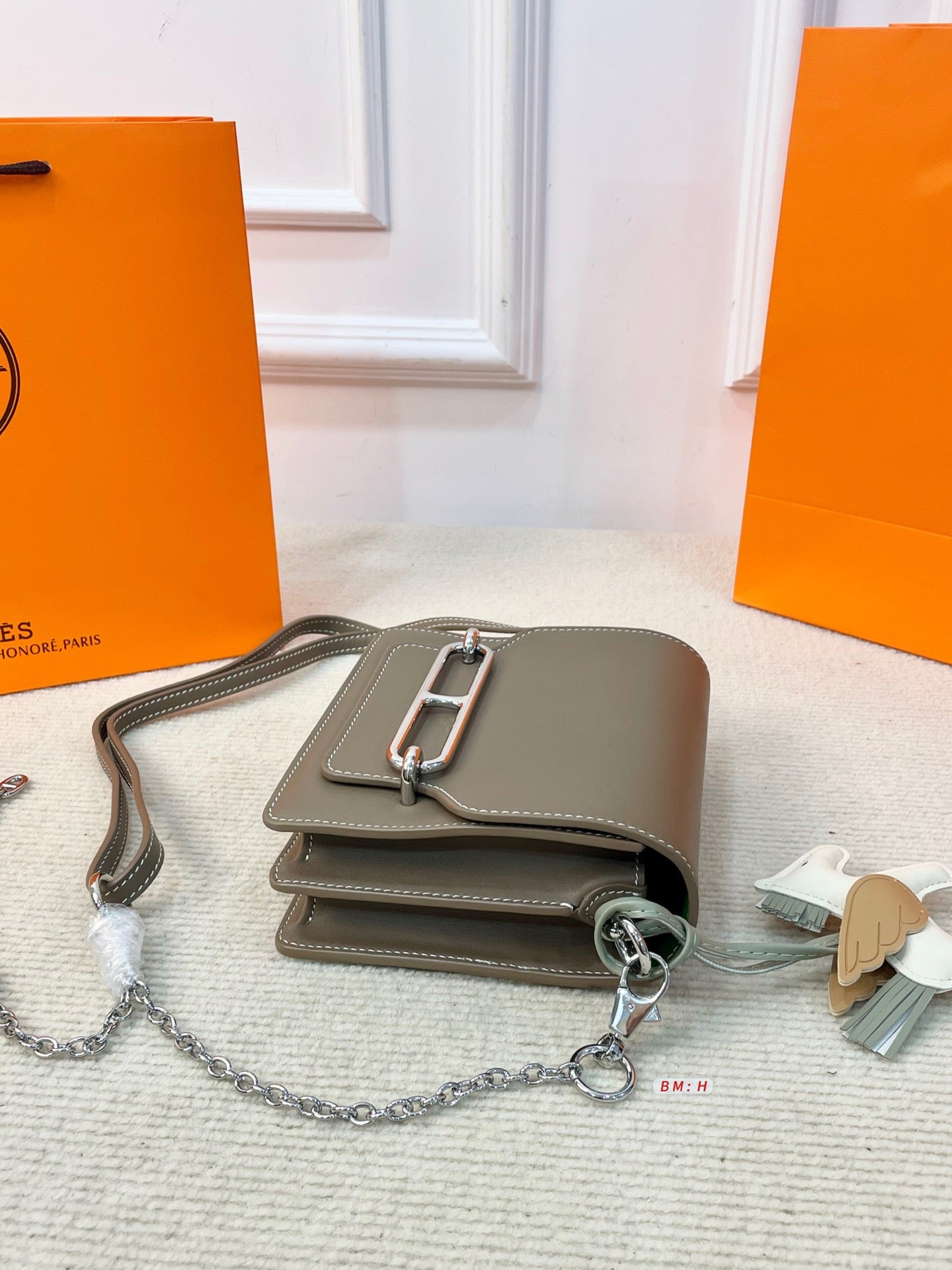 Hermès Mini Shoulder Bag – Leather with Silver Chain & Signature Charm