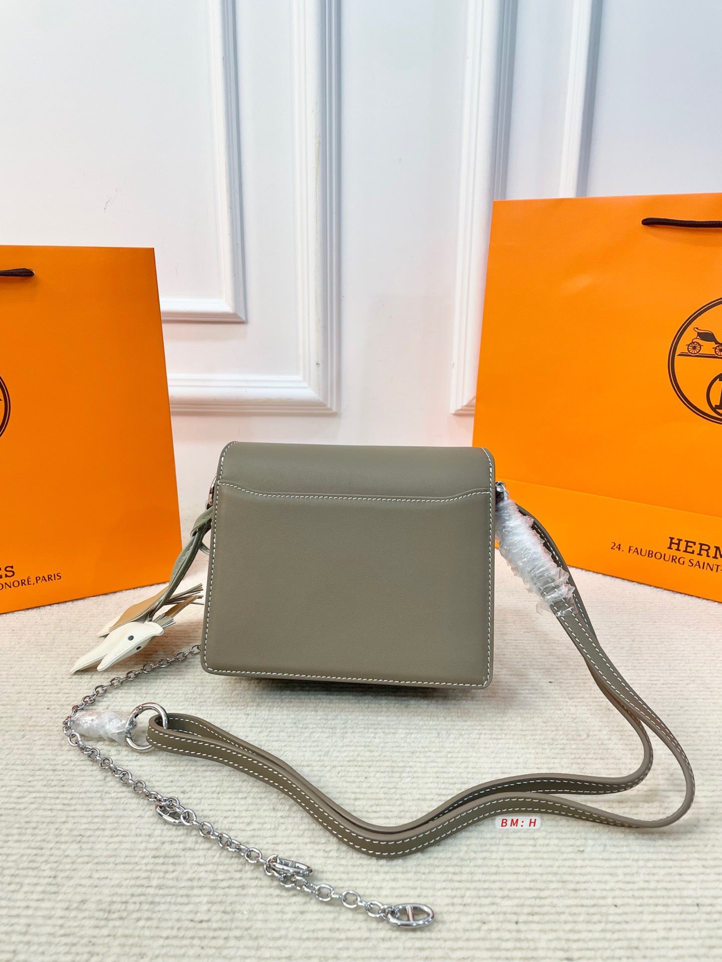 Hermès Mini Shoulder Bag – Leather with Silver Chain & Signature Charm