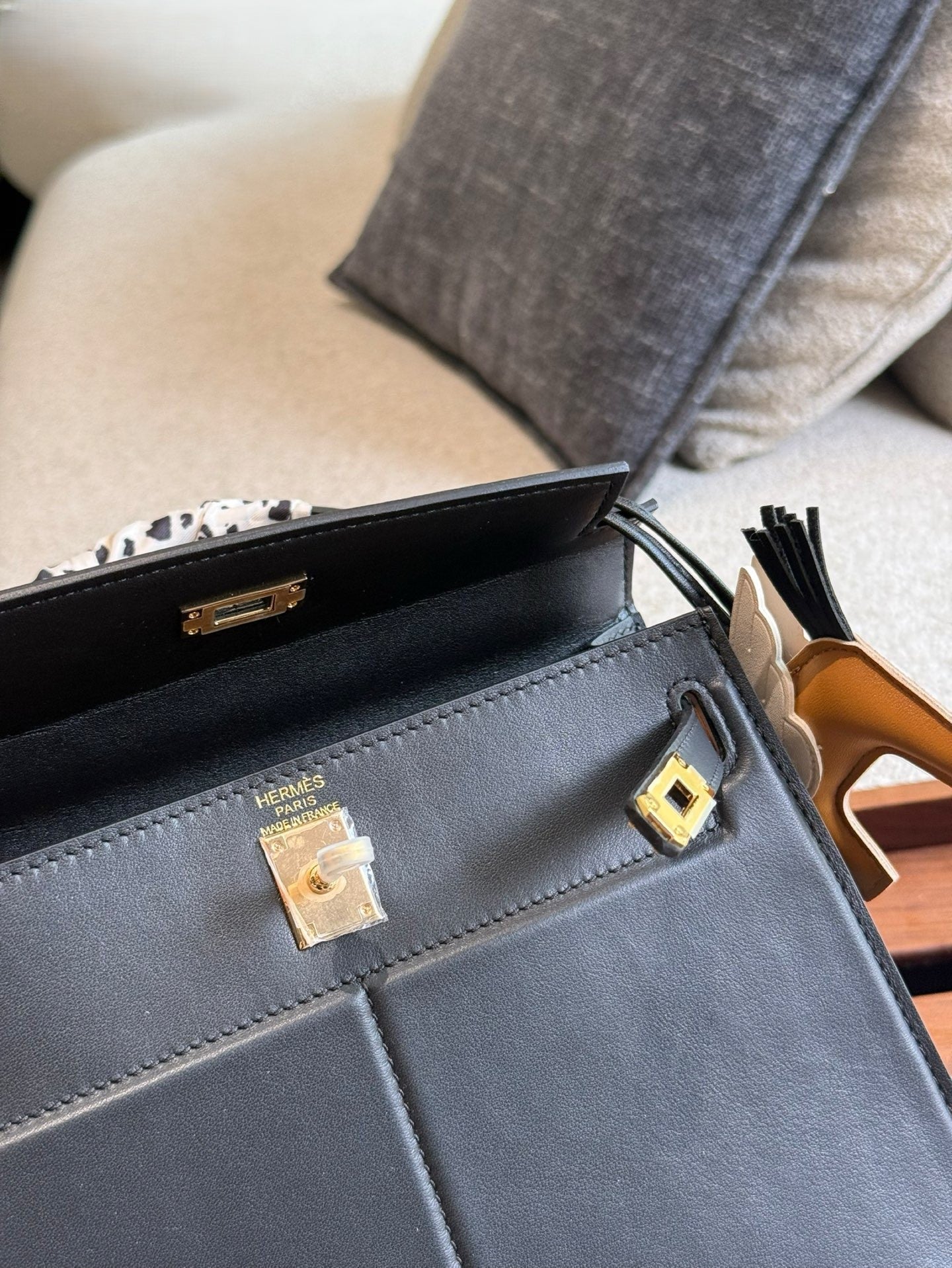 Hermès Kelly Bag Black Leather with Gold Hardware and Accessories