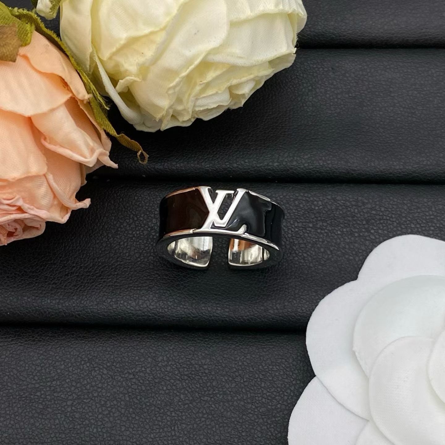 Louis Vuitton Black Enamel Logo Ring – Gold, Rose Gold & Silver Finishes with LV Branding