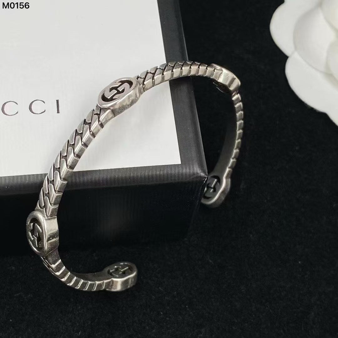Gucci Interlocking G Bracelet – Gold & Silver Duo with Textured Chain Design