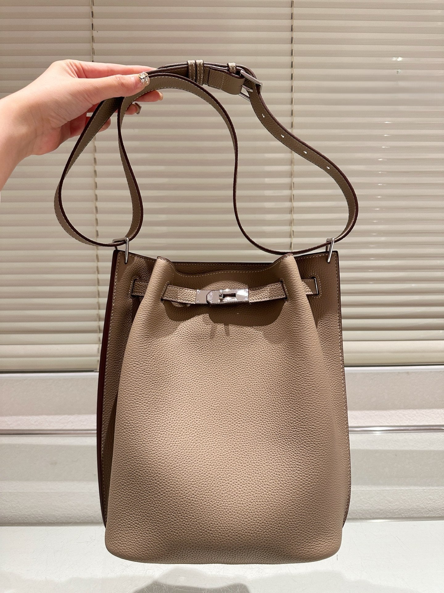 Hermès So Kelly – Bucket Shoulder Bag in Cowhide Leather with Kelly Clasp