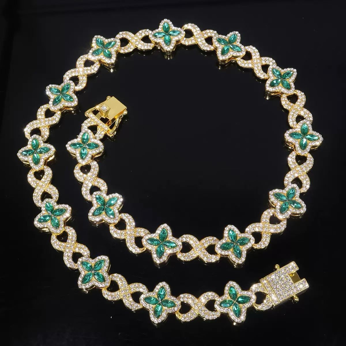 Luxury Necklace Collection – Gold & Silver Statement Pieces with Gemstones and Diamonds
