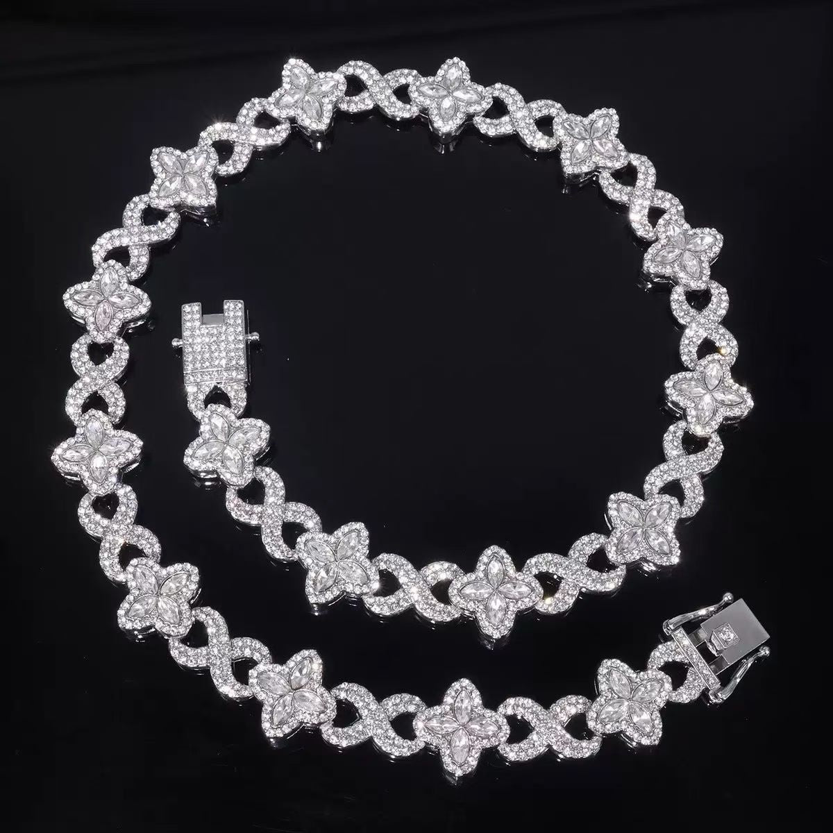 Luxury Necklace Collection – Gold & Silver Statement Pieces with Gemstones and Diamonds