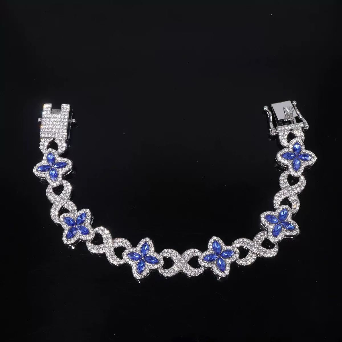 Luxury Necklace Collection – Gold & Silver Statement Pieces with Gemstones and Diamonds