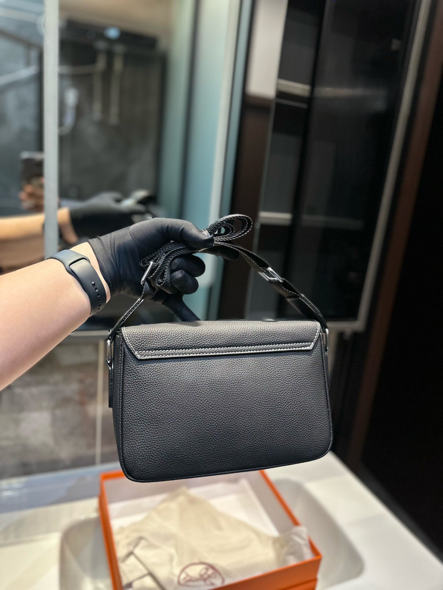 Hermès Men’s Leather Bag – 18 cm Structured Cowhide Design