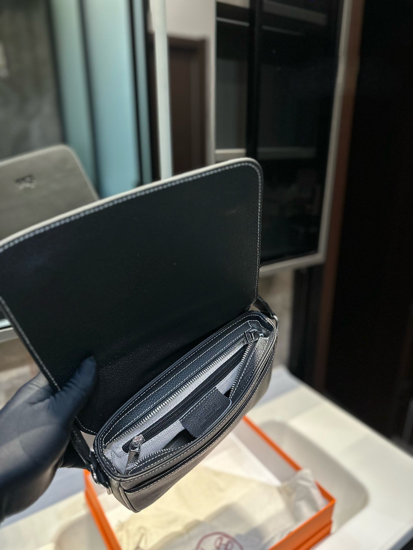 Hermès Men’s Leather Bag – 18 cm Structured Cowhide Design