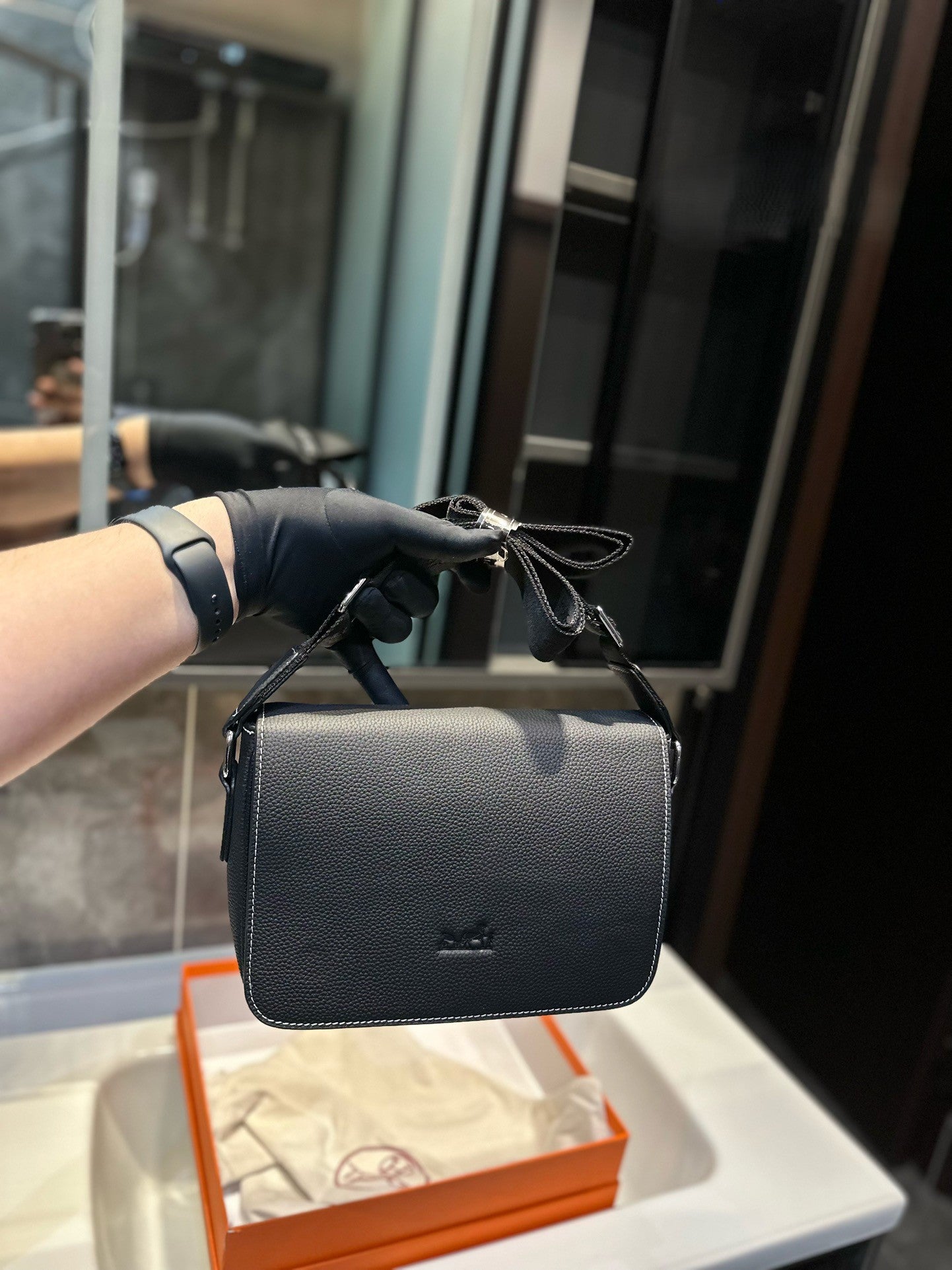 Hermès Men’s Leather Bag – 18 cm Structured Cowhide Design