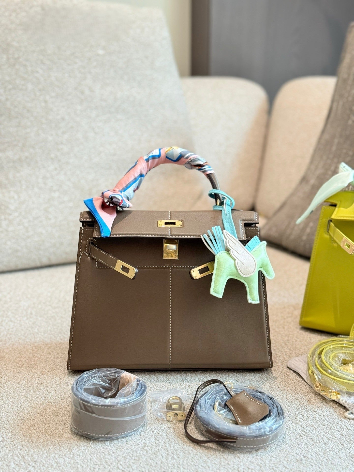 Hermès Padded Bag – 25 cm “Butt Bag” in Cowhide Leather with Scarf & Charm