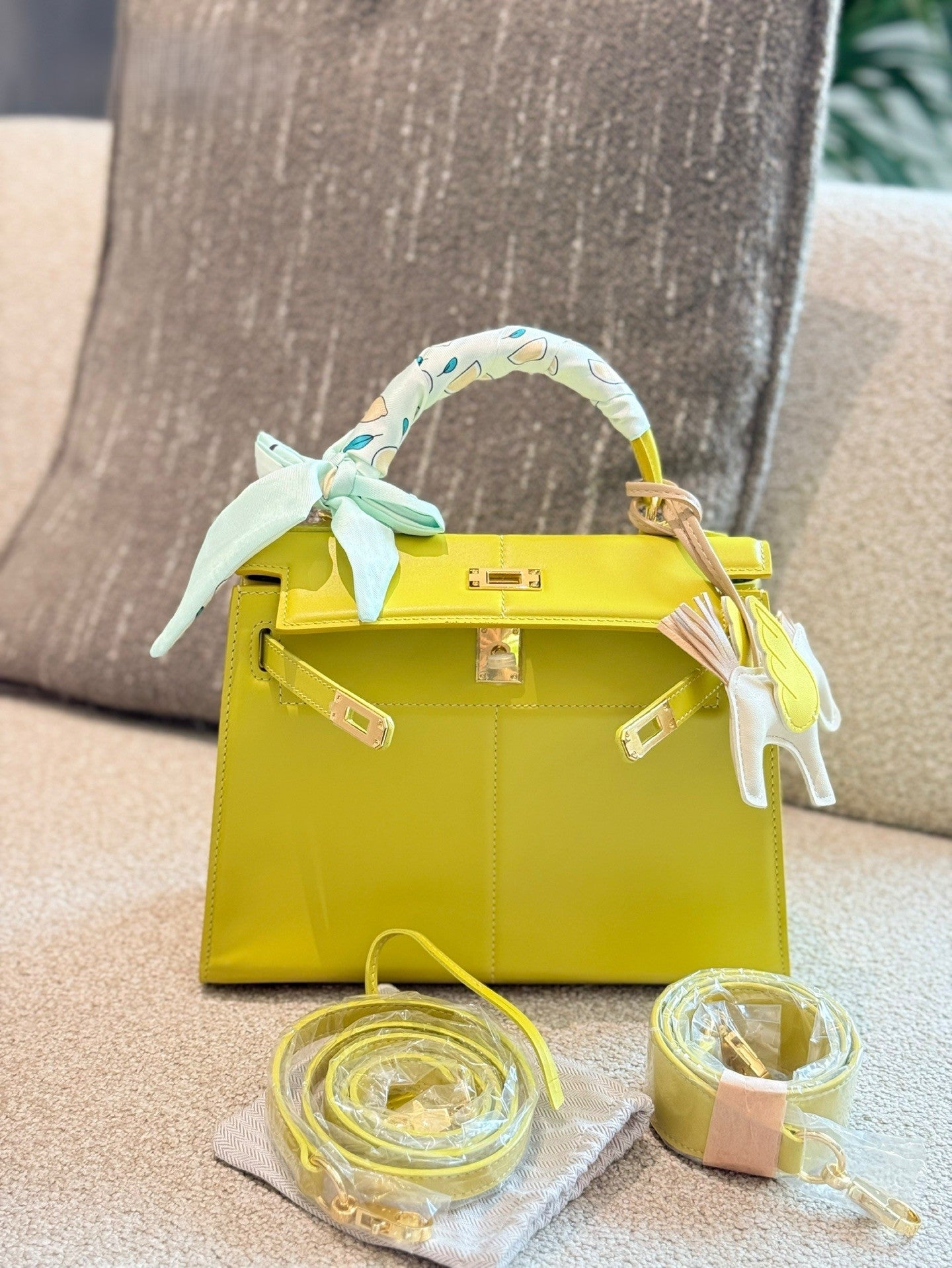 Hermès Padded Bag – 25 cm “Butt Bag” in Cowhide Leather with Scarf & Charm