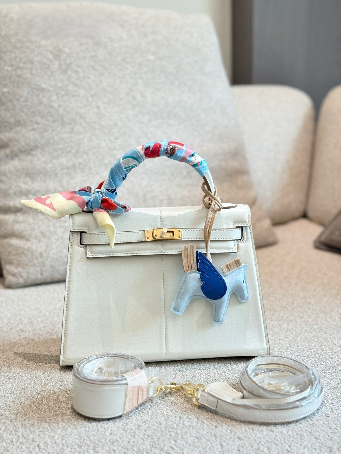 Hermès Padded Bag – 25 cm “Butt Bag” in Cowhide Leather with Scarf & Charm