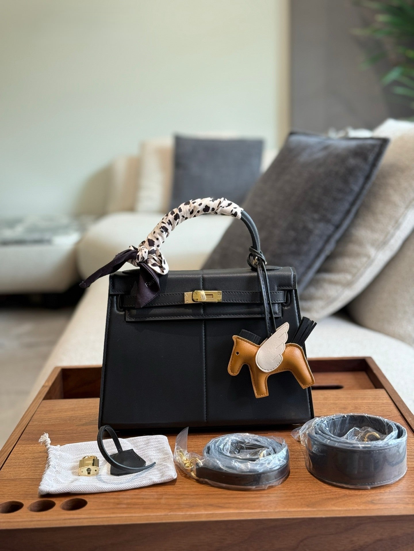 Hermès Padded Bag – 25 cm “Butt Bag” in Cowhide Leather with Scarf & Charm