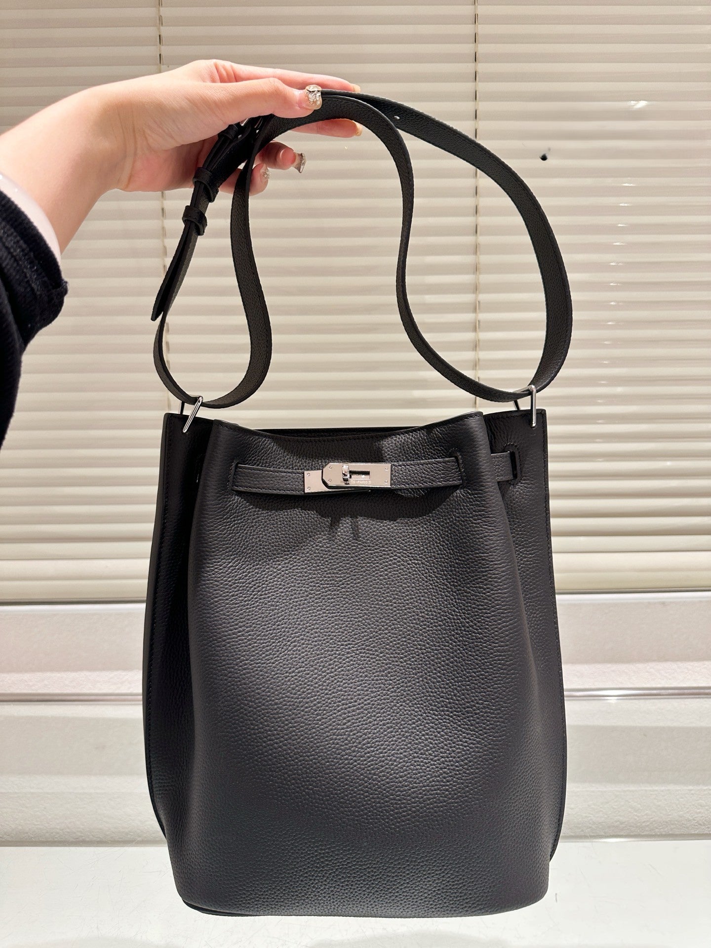 Hermès So Kelly – Bucket Shoulder Bag in Cowhide Leather with Kelly Clasp